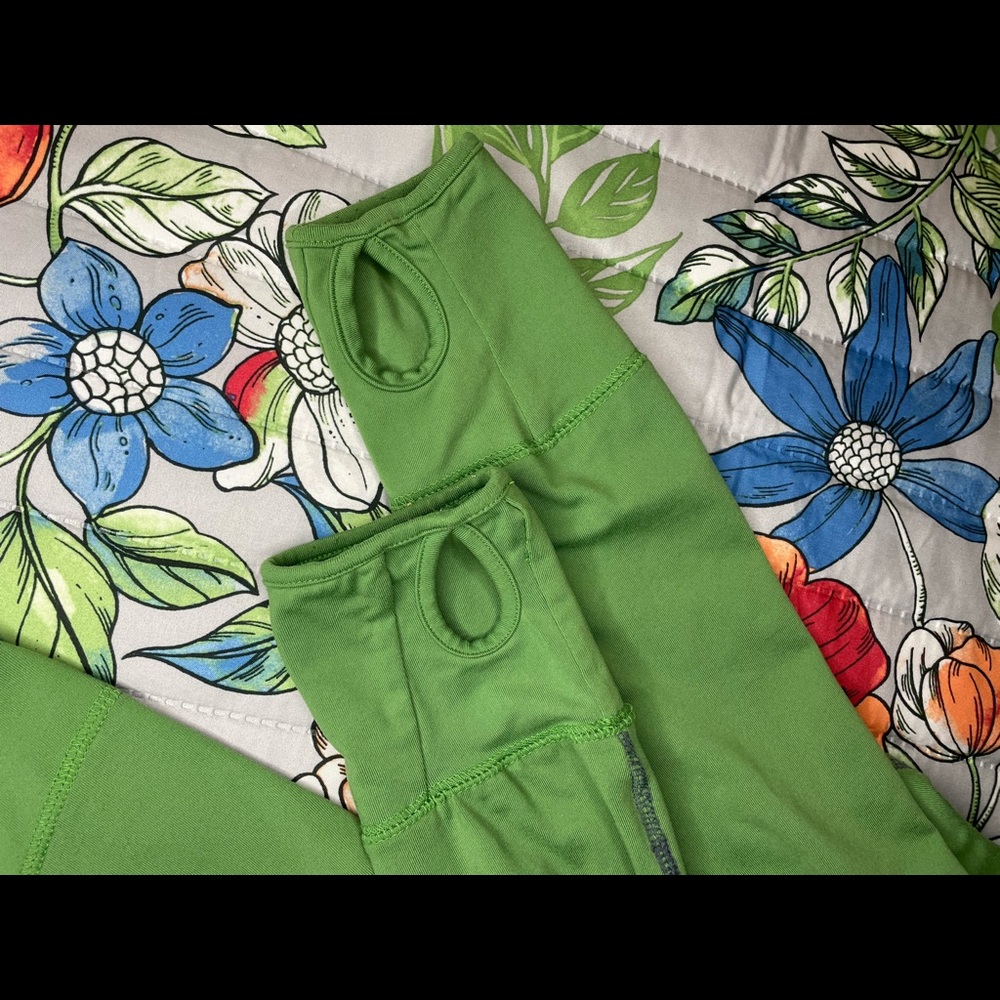 Women’s ALO Yoga Long Sleeve - Picture 3 of 9